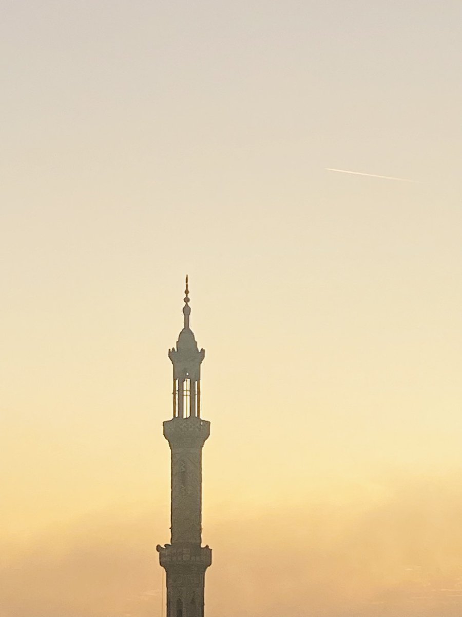 #سماء_مصر وقت الشروق

لا وجود لأي علامات غريبة كما يردد البعض