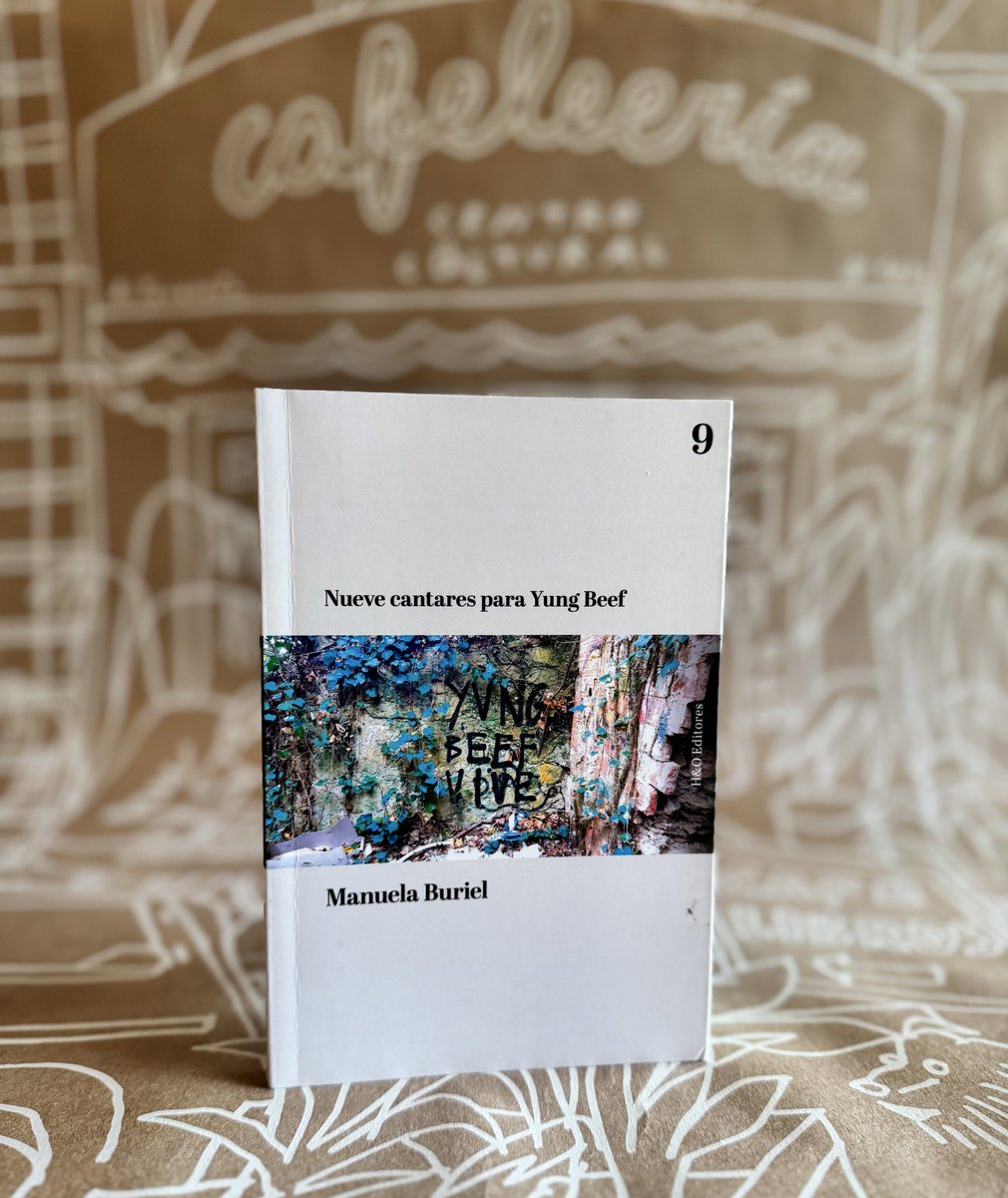 Yung Beef no es sólo un ídolo marginal, es un dios bastardo en las ruinas de un mundo sin futuro. En «Nueve cantares para Yung Beef», Manuela Buriel construye una liturgia profana donde el trap se vuelve evangelio y los cuerpos excluidos encuentran su altar. No hay nostalgia, ni