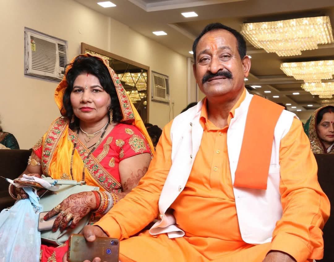 ओम प्रकाश मोदनवाल 🚩🚩🚩 (@omparkashbansi) on Twitter photo हिन्दू युवा वाहिनी के प्रदेश उपाध्यक्ष, एवं गोरखपुर, बस्ती संभाग प्रभारी एवं राज्यमंत्री उत्तर प्रदेश सरकार
उपाध्यक्ष बीज विकास निगम उत्तर प्रदेश सरकार
आदरणीय श्री <a href="/Rajeshwar_hyv/">राजेश्वर सिंह</a>  जी आपको विवाह की वर्षगांठ की हार्दिक बधाई 
बाबा गोरखनाथ जी की कृपा हमेशा वनीं रहे🙏 हिन्दू युवा वाहिनी के प्रदेश उपाध्यक्ष, एवं गोरखपुर, बस्ती संभाग प्रभारी एवं राज्यमंत्री उत्तर प्रदेश सरकार
उपाध्यक्ष बीज विकास निगम उत्तर प्रदेश सरकार
आदरणीय श्री <a href="/Rajeshwar_hyv/">राजेश्वर सिंह</a>  जी आपको विवाह की वर्षगांठ की हार्दिक बधाई 
बाबा गोरखनाथ जी की कृपा हमेशा वनीं रहे🙏