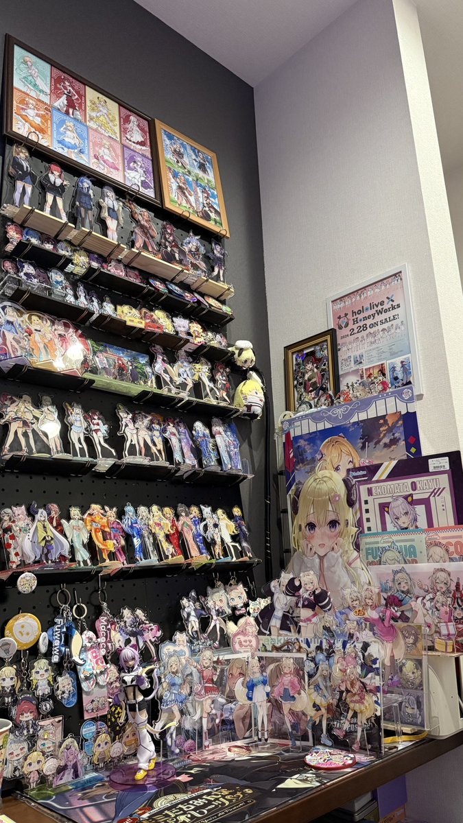 kabtox1's tweet photo. 久々に狂った趣味部屋 兼 仕事部屋を紹介するぜ！！
地震起きたら完全にオワタやけどそれはそれで悔いはなし！！

違法改造過ぎて引きの写真にしかなりませんので、拡大写真はかなり多くなりましたがリプの方へ！

#ホロライ部 #宝鐘の一味 #わためいと #ruffians #おにぎりゃー 
#ごましぃー #現場猫 https://t.co/VTgq50kpAP