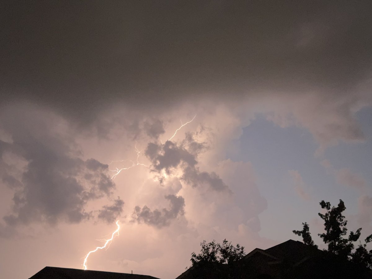 jdavis_wx's tweet image. Some good old fashioned outflow special thunderboomers near Jarrell, TX!
#atxwx #txwx #wxtwitter