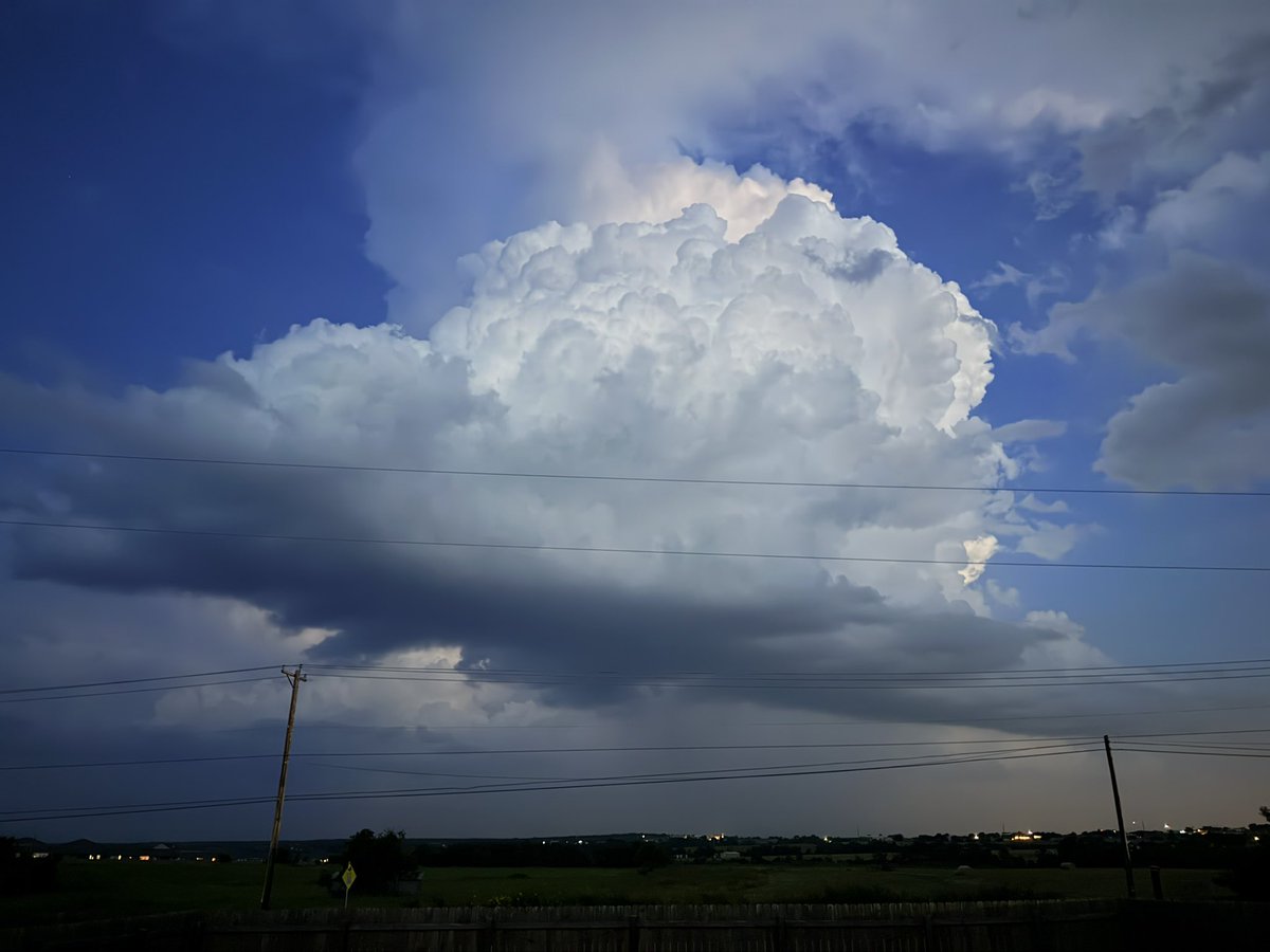 jdavis_wx's tweet image. Some good old fashioned outflow special thunderboomers near Jarrell, TX!
#atxwx #txwx #wxtwitter