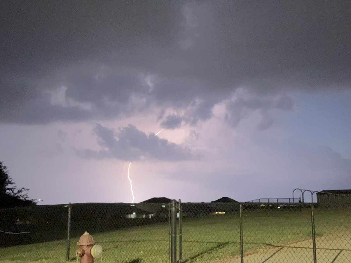 jdavis_wx's tweet image. Some good old fashioned outflow special thunderboomers near Jarrell, TX!
#atxwx #txwx #wxtwitter