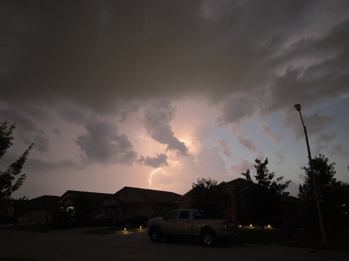 jdavis_wx's tweet image. Some good old fashioned outflow special thunderboomers near Jarrell, TX!
#atxwx #txwx #wxtwitter