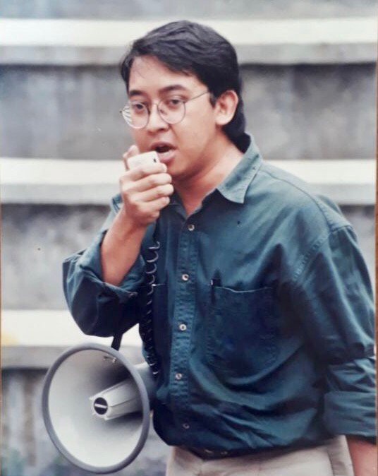 iPopBase's tweet image. Fadli Zon claims the 1998 mass sexual abuse was merely 'rumors' in an IDN Times interview with Uni Zulfiani Lubis:

“Pemerkosaan massal kata siapa itu? Enggak pernah ada proof-nya. Itu adalah cerita. Kalau ada tunjukkan, ada enggak di dalam buku sejarah itu?”