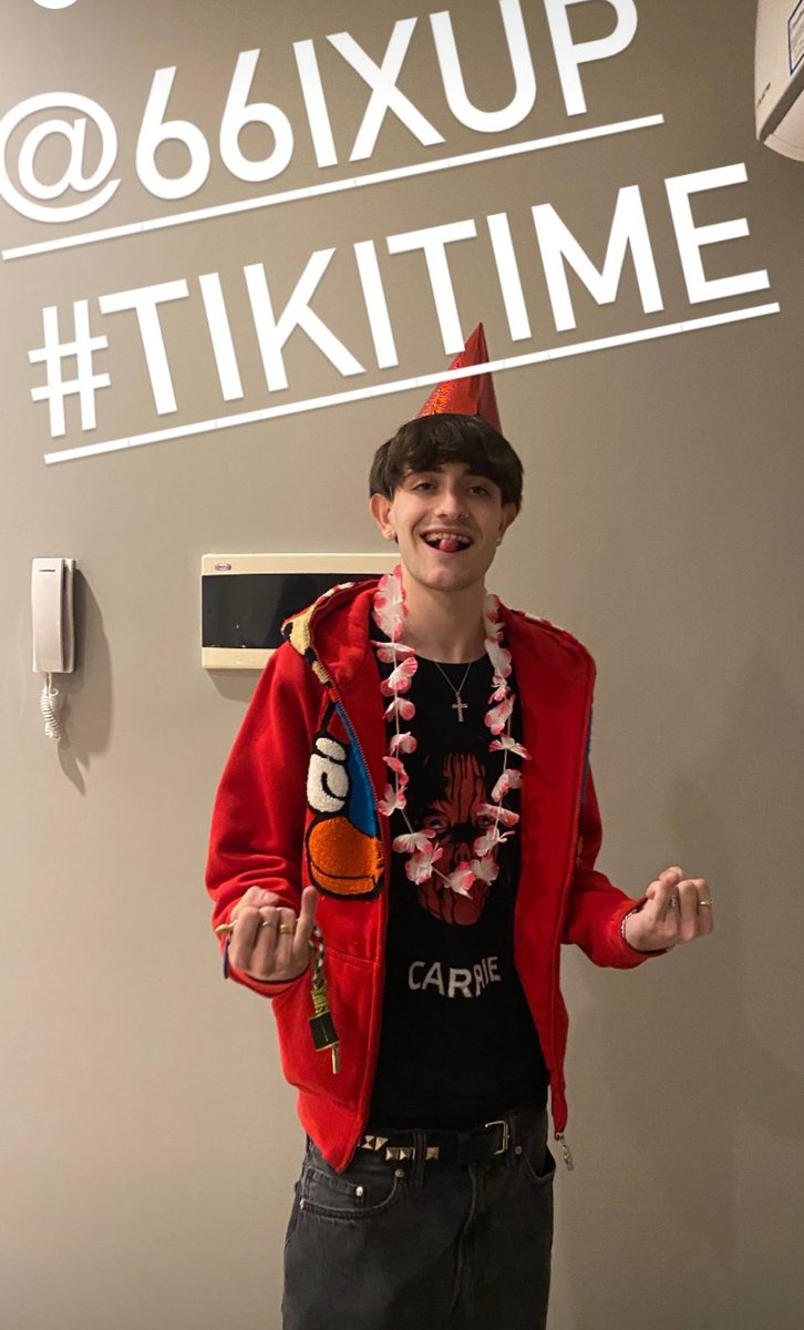 sixupers's tweet photo. paraaa six son las 5 de la mañana #tikitime  #sixup https://t.co/9KSQobaFia