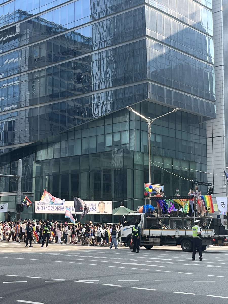 을지로에 모임 있어 나왔다가 우연히 만난 퀴퍼 행렬. 끝이 없이 이어지는 행렬에 행진하는 사람들 표정이 너무 밝다. 대통령 당선 사례 현수막을 지나는 무지개로 덮인 트럭을 보며, 한사람이라도 더 많은 소수자들을 행복하게 해주는 정부가 되길 빌어본다.