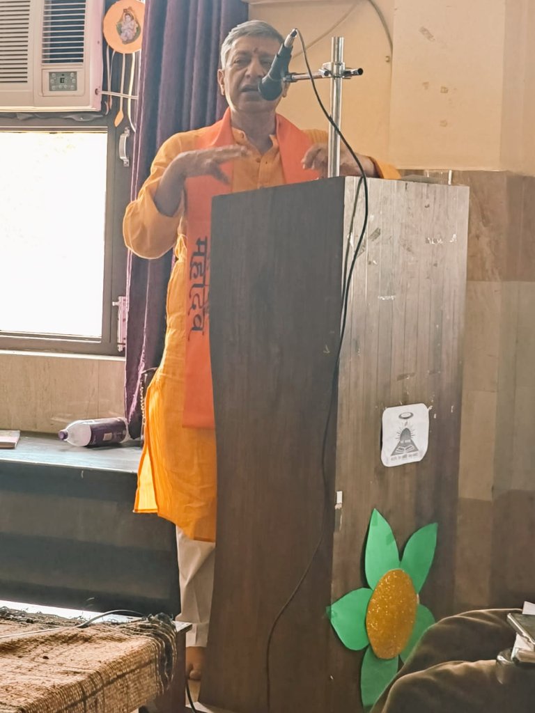 इन टैरिफ युद्धों के समय में यह आवश्यक है कि हम देश में निर्मित स्वदेशी उत्पादों के उत्पादन और उपयोग को प्रोत्साहित करें। मैंने जम्मू में स्वदेशी जागरण मंच की सभा को संबोधित करते हुए नागरिकों से आग्रह किया कि वे विदेशी उत्पादों के उपयोग से बचें और स्थानीय अर्थव्यवस्था को समर्थन