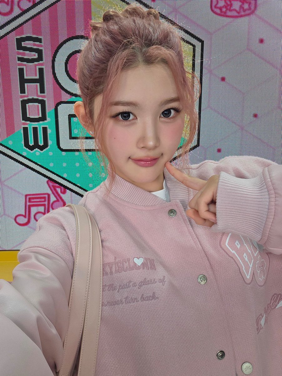 💖👈

#Hearts2Hearts #하츠투하츠 #H2H
#A_NA #에이나
#쇼음악중심 #ShowMusicCore