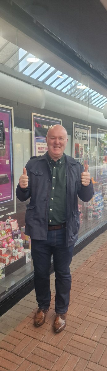 Early 7am start for this eager customer.

#hmvLovesVinyl
