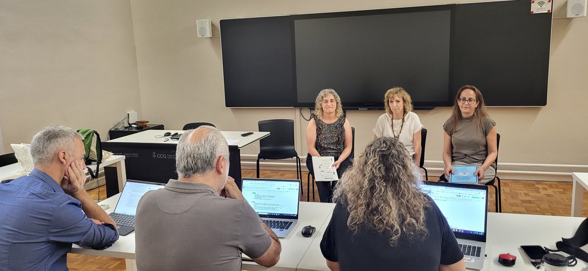 Arrenquem el darrer dia 💪🏽 del #PostgrauGovObert amb la sessió de preguntes dels tribunals dels #TFs.

Han estat molts mesos de feina i esforç i ara és moment de lluir els resultats 🥳

1️⃣ Ètica en l'ús d'algoritmes i #IA a les #AAPPs

Enhorabona a tothom! 🤗