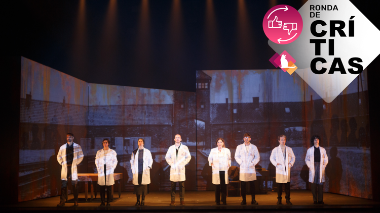 BLAUBEEREN 📍@teatroscanal
Texto: Moisés Kaufman y Amanda Gronich. Dirección: Sergio Peris-Mencheta.
Reparto: Víctor Clavijo, Paloma Porcel, María Pascual, Aitor Beltrán, Clara Alvarado, Nacho López, Irene Maquieira y Natxo Núñez.
#Blaubeeren #RondadeCríticas