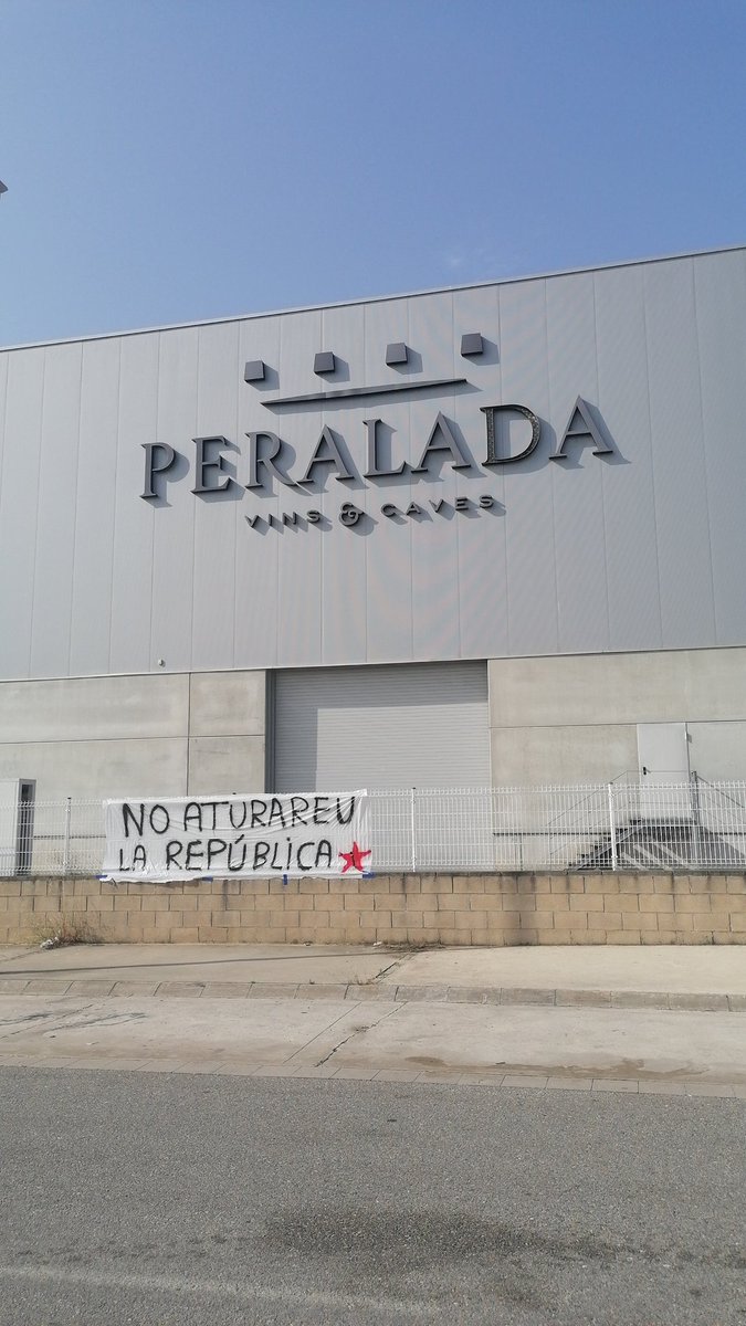 Comunicat Coordinadora Antimonàrquica ( CACGI) :

Avui dia 14 de juny, varis membres de la Coordinadora hem realitzat una nova acció, hem penjat 3 pancartes a 3 empreses patrones de la Fundació Princesa (FPGi), les 3 empreses son: Celler  del Pescador ( Grup Peralada) ,