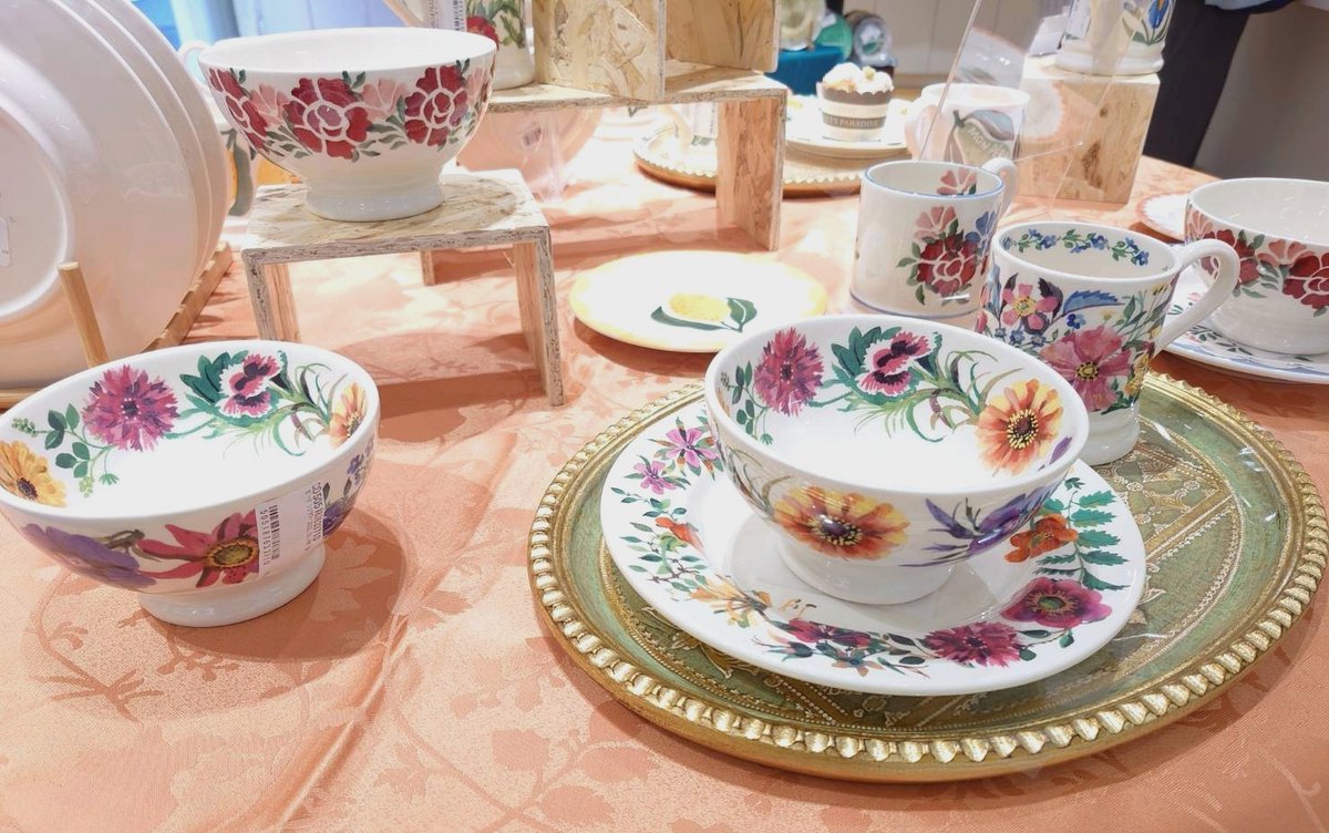 イギリスブランド【エマ・ブリッジウォーター】の2025年新作が入荷しました🌼

夏らしく華やかな柄が揃っております！
ぜひ店頭でご覧ください🥰