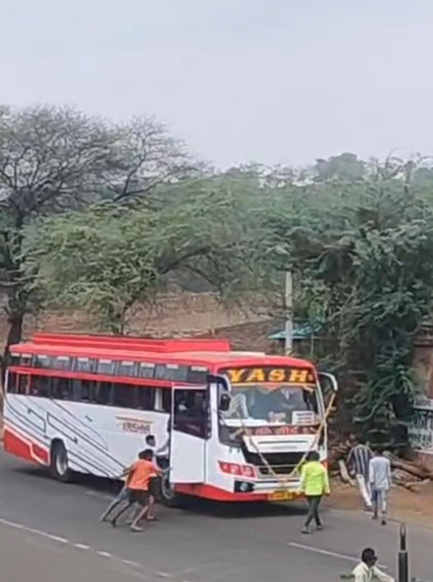 परसों बस द्वारा जेसीबी को कट मारने की बात को लेकर कल जेसीबी चालक ने साथियों के साथ मिलकर टांडा में बस रोककर ड्राइवर के साथ मारपीट की जो घटना का वीडियो संज्ञान में आते ही पुलिस द्वारा आरोपियों के विरुद्ध प्रकरण दर्ज कर सख्त कार्यवाही की जा रही है <a href="/CMMadhyaPradesh/">Chief Minister, MP</a> <a href="/DGP_MP/">DGP MP</a>