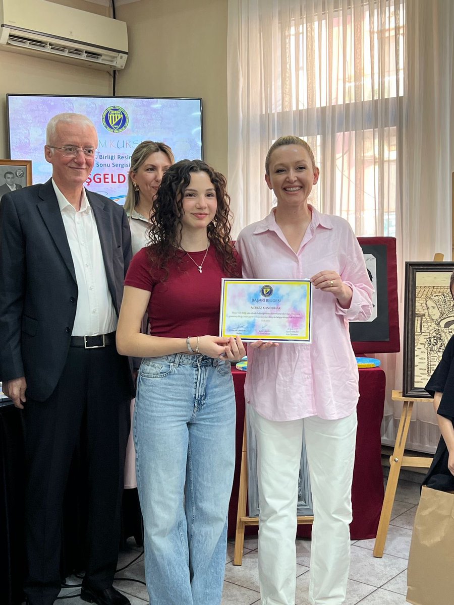 13 Haziran Cuma günü İskeçe Türk Birliği'nde düzenlenen resim kursu yıl sonu sergisine katıldık. DEB Partisi Genel Başkanı Çiğdem Asafoğlu'nun katıldığı sergide kendisine Genel Başkan Yardımcıları Refike Mehmet Adem, Ali Ali Dayı Hüseyin, MYK üyesi Aysun Kara eşlik ettiler.