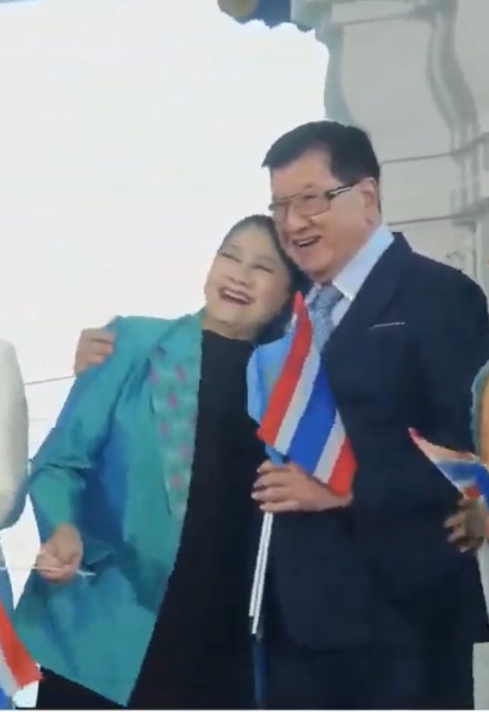 คนรู้จักกันจริงเขาไม่พูดเยอะค่ะ  เขากอดกันโชว์เลย #HomeComingMissWorld2025