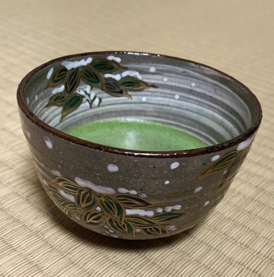 雪笹
鎌倉も久しぶりに大雪でした。
雪の降る夜が好き。

雪笹の茶碗で一服。
昨晩は特に体に心に染み渡りました。

寒く、足元も悪いので、皆様もご自愛ください。
#茶道体験
#茶道文化
#鎌倉観光
#抹茶体験
#日本茶文化
#茶道教室東京
#和菓子作り
#日本の伝統
#茶道初心者
#親子で学ぶ
#お茶の時間