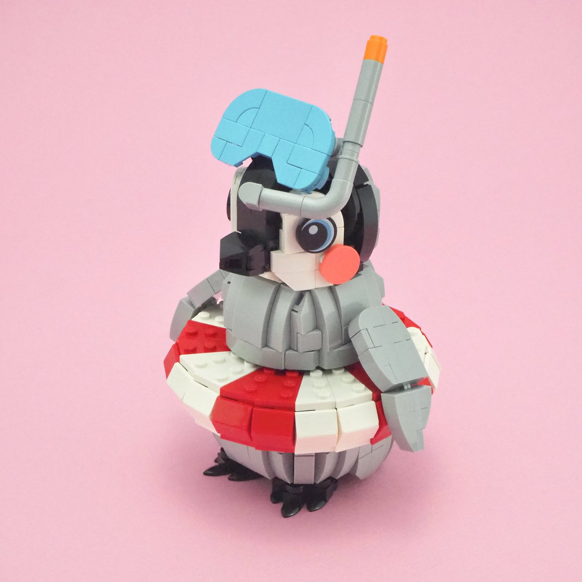 fuh_min's tweet photo. レゴ作品：「ちびっこダイバー、初めての海」
かわいい動物レゴ作品コンテスト用に作りました。
まだ泳げないコウテイペンギンのヒナが、浮き輪とゴーグルをつけて初めての海に挑戦する、かわいらしい姿を表現してみました！
#レゴ #LEGO #ペンギン #Penguin https://t.co/nNiI6WXnAf