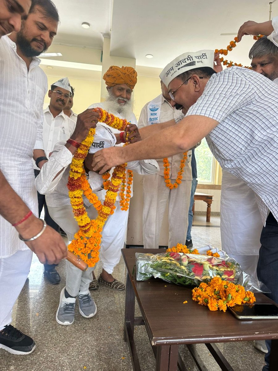 AAP Rajasthan (@aaprajasthan) on Twitter photo рдЖрдЬ рдХреА рдкреНрд░реЗрд░рдгрд╛рджрд╛рдпрдХ рддрд╕реНрд╡реАрд░! ЁЯМЯ рд╕реЛрдЬрдд рдХреЗ рд╡рд░рд┐рд╖реНрда рдХрд╛рд░реНрдпрдХрд░реНрддрд╛ рдорд╛рдирдХ рд░рд╛рдо рдЬреА рдиреЗ рд╕рдореНрдорд╛рди рдХреЗ рд╕рд╛рде <a href="/DheerajTokasAAP/">Dheeraj Tokas</a> рдФрд░ <a href="/NaveenPaliwal_/">рдирд╡реАрди рдкрд╛рд▓реАрд╡рд╛рд▓</a> рдХрд╛ рдЕрднрд┐рдирдВрджрди рдХрд┐рдпрд╛ред рдпрд╣ рдкрд▓ рджрд┐рдЦрд╛рддрд╛ рд╣реИ рдХрд┐ рдЖрдо рдЖрджрдореА рдкрд╛рд░реНрдЯреА рдПрдХ рдкрд░рд┐рд╡рд╛рд░ рд╣реИ, рдЬрд╣рд╛рдВ рд╣рд░ рдХрд╛рд░реНрдпрдХрд░реНрддрд╛ рдХреА рдирд┐рд╖реНрдард╛ рд╕рд░реНрд╡реЛрдкрд░рд┐ рд╣реИред рдРрд╕реЗ рдЬрдореАрдиреА рдиреЗрддрд╛рдУрдВ рдкрд░ рдЧрд░реНрд╡! ЁЯТР рдЖрдЬ рдХреА рдкреНрд░реЗрд░рдгрд╛рджрд╛рдпрдХ рддрд╕реНрд╡реАрд░! ЁЯМЯ рд╕реЛрдЬрдд рдХреЗ рд╡рд░рд┐рд╖реНрда рдХрд╛рд░реНрдпрдХрд░реНрддрд╛ рдорд╛рдирдХ рд░рд╛рдо рдЬреА рдиреЗ рд╕рдореНрдорд╛рди рдХреЗ рд╕рд╛рде <a href="/DheerajTokasAAP/">Dheeraj Tokas</a> рдФрд░ <a href="/NaveenPaliwal_/">рдирд╡реАрди рдкрд╛рд▓реАрд╡рд╛рд▓</a> рдХрд╛ рдЕрднрд┐рдирдВрджрди рдХрд┐рдпрд╛ред рдпрд╣ рдкрд▓ рджрд┐рдЦрд╛рддрд╛ рд╣реИ рдХрд┐ рдЖрдо рдЖрджрдореА рдкрд╛рд░реНрдЯреА рдПрдХ рдкрд░рд┐рд╡рд╛рд░ рд╣реИ, рдЬрд╣рд╛рдВ рд╣рд░ рдХрд╛рд░реНрдпрдХрд░реНрддрд╛ рдХреА рдирд┐рд╖реНрдард╛ рд╕рд░реНрд╡реЛрдкрд░рд┐ рд╣реИред рдРрд╕реЗ рдЬрдореАрдиреА рдиреЗрддрд╛рдУрдВ рдкрд░ рдЧрд░реНрд╡! ЁЯТР