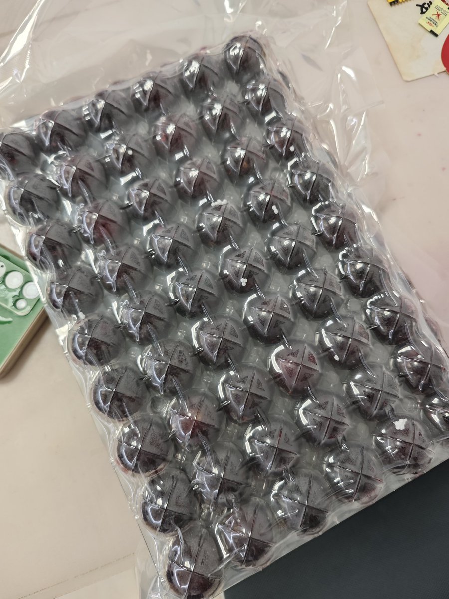 这两天实验室水果好多，师姐家里寄的几箱樱桃，师兄家里寄的几箱杨梅，我们组都吃不完，最后全送给隔壁组了🥲