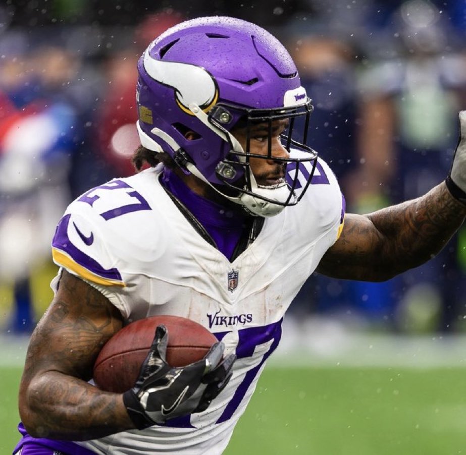 Cam Akers ya es Saint. Y ya son 7 RBs:
Alvin Kamara, 
Kendre Miller, 
Clyde Edwards-Helaire, 
Devin Neal, 
Xazavian Valladay, 
Marcus Yarns