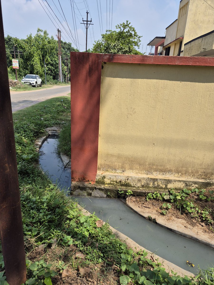 prakashkid's tweet photo. @IrfanAnsariMLA sir. Prevention is better than cure. The contractor has built the wall on drain, despite asked them to modify. Now water stagnation in drain has caused proliferation of mosquitoes in the area. 23-48-36.0 N, 86-27-13.9 E. @dc_dhanbad @DhanbadC @CMDBCCLOfficial https://t.co/F68JtPmEbm