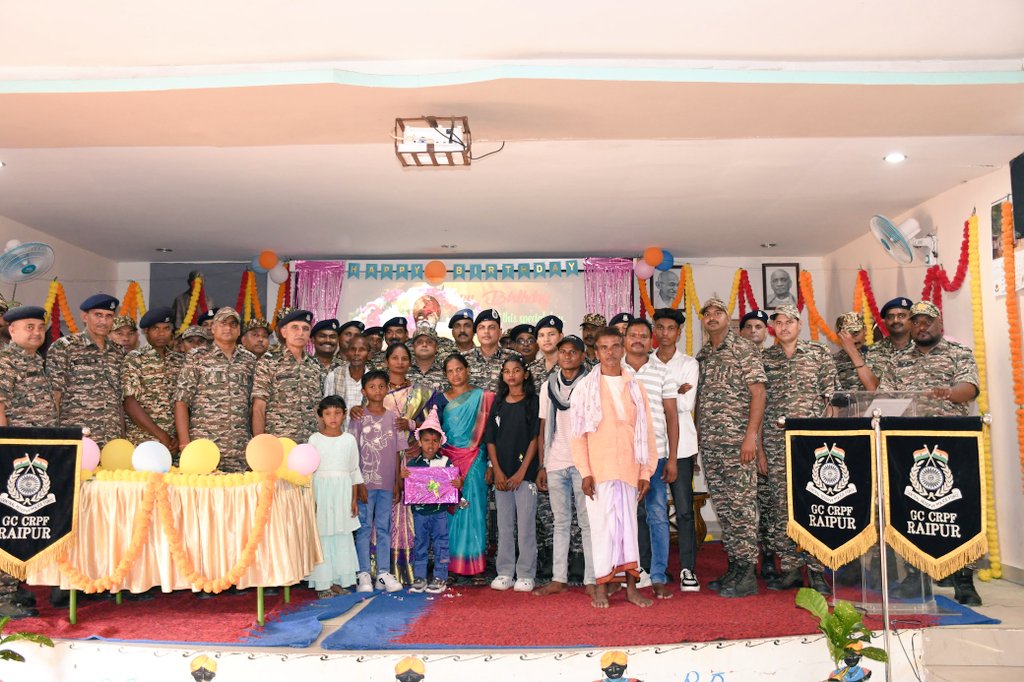 GCRAIPUR's tweet image. We care . #GC Raipur celebrated birthday of #Shaheed CT/GD Samiya Madvi's son at 229 Bn Hqr Bijapur. Shri Brajesh Kumar Singh CO @229_CRPF and Sh Tarun AC Engr were present and wished the bright child.
@CentralZoneCrpf @crpfindia @cgsectorcrpf