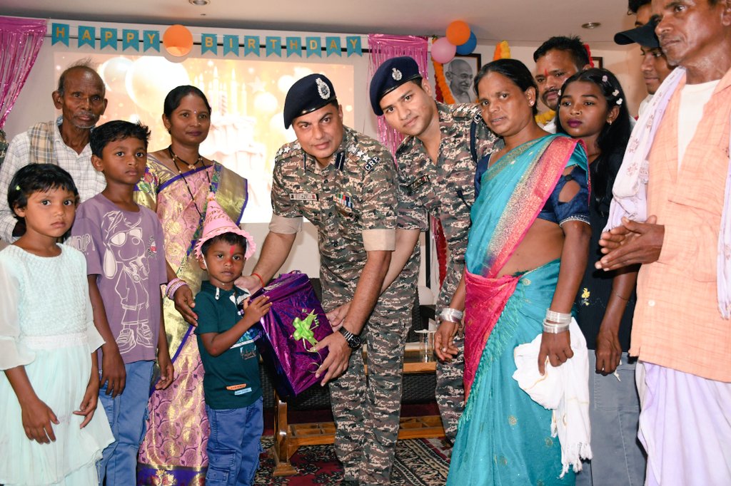 GCRAIPUR's tweet image. We care . #GC Raipur celebrated birthday of #Shaheed CT/GD Samiya Madvi's son at 229 Bn Hqr Bijapur. Shri Brajesh Kumar Singh CO @229_CRPF and Sh Tarun AC Engr were present and wished the bright child.
@CentralZoneCrpf @crpfindia @cgsectorcrpf