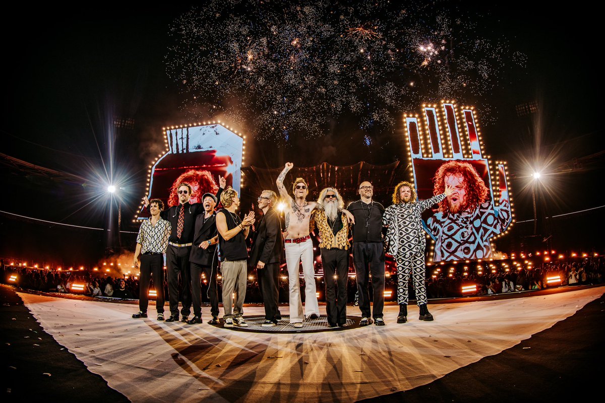 We gloeien nog na van onze tweede Kuip show. Vanavond doen we het voor de ALLERLAATSTE keer! 🤯❤️‍🔥

📸 Nathan Reinds