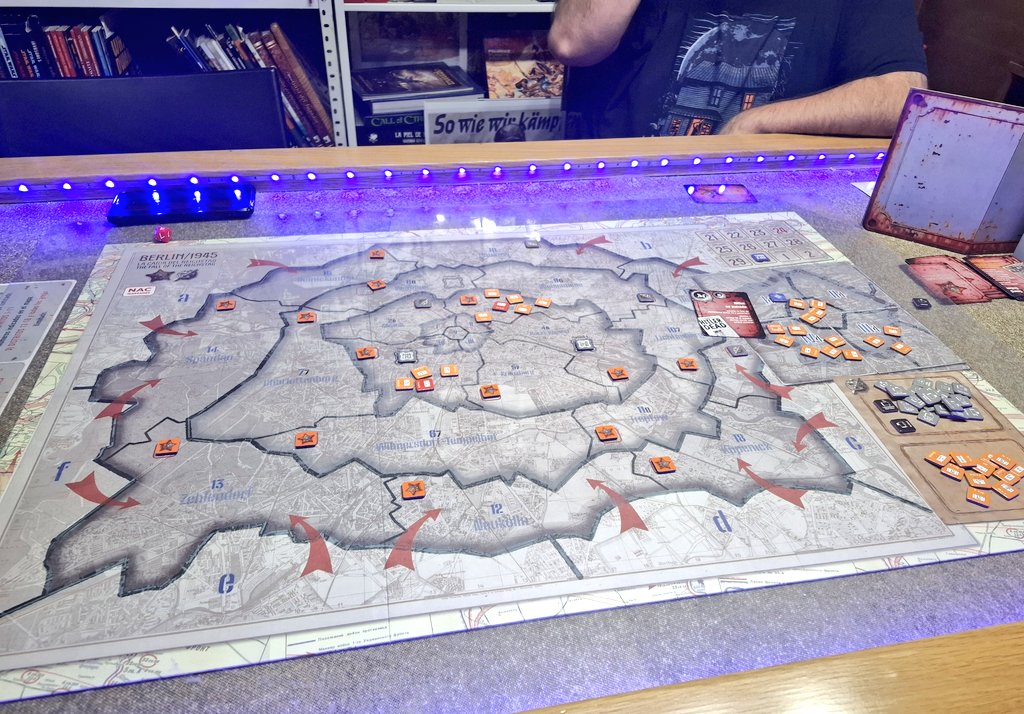 Masama (@sanchomateos) on Twitter photo Regresamos al tenso #Berlín1945 y está vez no hubo milagro...los Soviéticos aplastaron las defensas Alemanas tres turnos antes del final....el juego de la carta "Hurra!!" en el momento oportuno fue demoledora ...el final estaba escrito...<a href="/NACWargames/">NAC Wargames</a> <a href="/JRiveroDesigner/">Jose Rivero</a> Regresamos al tenso #Berlín1945 y está vez no hubo milagro...los Soviéticos aplastaron las defensas Alemanas tres turnos antes del final....el juego de la carta "Hurra!!" en el momento oportuno fue demoledora ...el final estaba escrito...<a href="/NACWargames/">NAC Wargames</a> <a href="/JRiveroDesigner/">Jose Rivero</a>