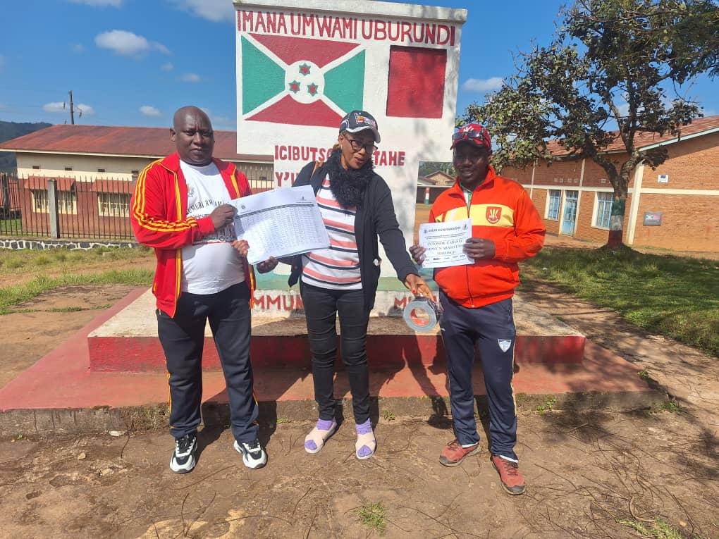 CVR BURUNDI (@cvr_burundi) on Twitter photo #Rusansuma
Umugwi <a href="/CVR_Burundi/">CVR BURUNDI</a> uriko urashira ahabona intonde mfatakibanza z'ivyavuye muri rusansuma rw'abantu bishwe n'abagiye mazi mayongo ruheruka kuba mu ntaza za <a href="/BubanzaProvince/">Province Bubanza</a> <a href="/BujumburaProv/">Province Bujumbura</a> <a href="/Province_Bururi/">Province BURURI</a> <a href="/CibitokeProv/">Province Cibitoke</a> <a href="/CankuzoProvince/">Province Cankuzo</a> na <a href="/RumongeProvince/">Province Rumonge</a>. #Rusansuma
Umugwi <a href="/CVR_Burundi/">CVR BURUNDI</a> uriko urashira ahabona intonde mfatakibanza z'ivyavuye muri rusansuma rw'abantu bishwe n'abagiye mazi mayongo ruheruka kuba mu ntaza za <a href="/BubanzaProvince/">Province Bubanza</a> <a href="/BujumburaProv/">Province Bujumbura</a> <a href="/Province_Bururi/">Province BURURI</a> <a href="/CibitokeProv/">Province Cibitoke</a> <a href="/CankuzoProvince/">Province Cankuzo</a> na <a href="/RumongeProvince/">Province Rumonge</a>.