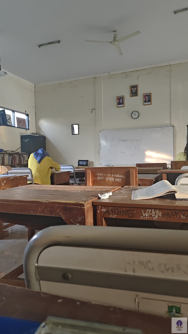 utfess's tweet image. Ut! Pamerkan meja ujian kalian yang estetik itu disini 😂