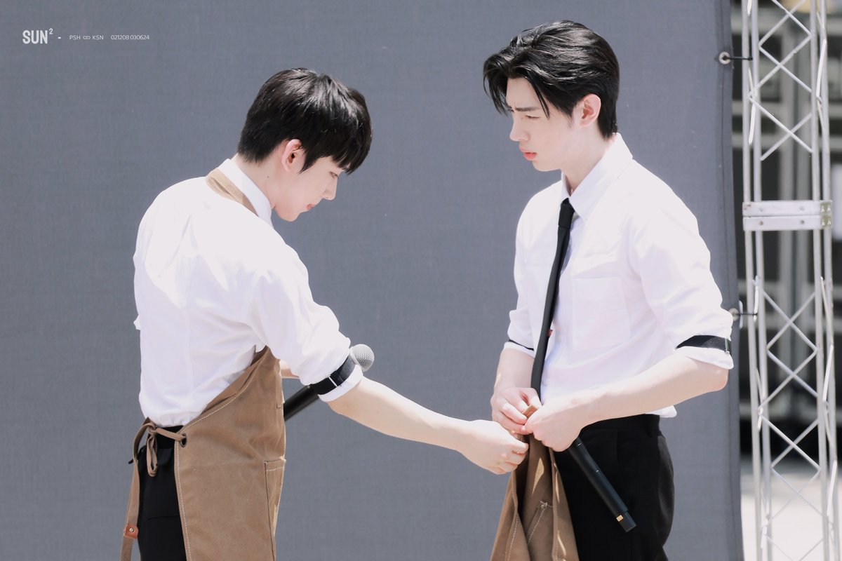 kungyasun's tweet photo. NAUR SUNGHOON WAS POUTING AND SULKING AT SUNOO BC OF THE APRON I'M GOING TO COMBUST https://t.co/zbkD1AxGzp