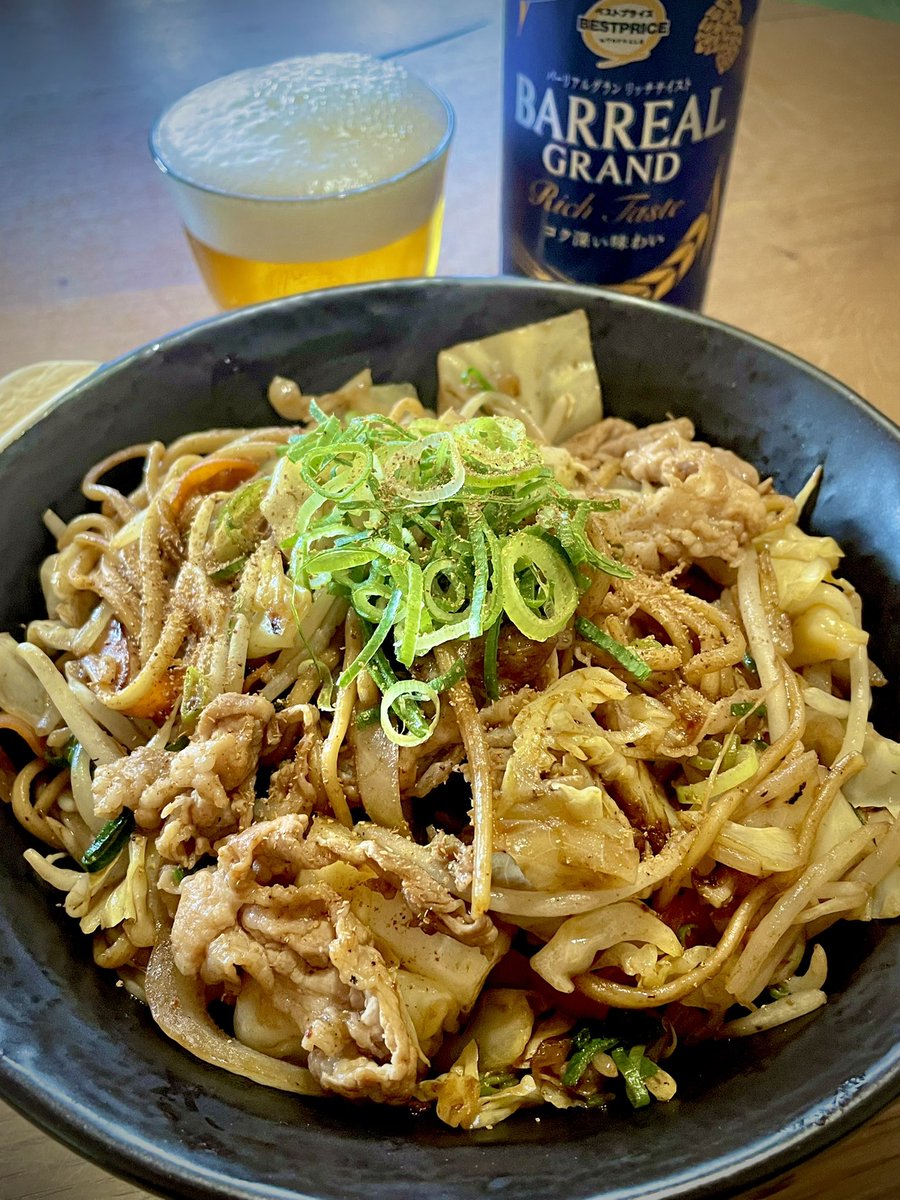 土曜日のお昼は
いつものテキトー焼きそば

#おうちごはん #昼飯 #やきそは #焼きそば
#料理好きな人と繋がりたい #昼酒