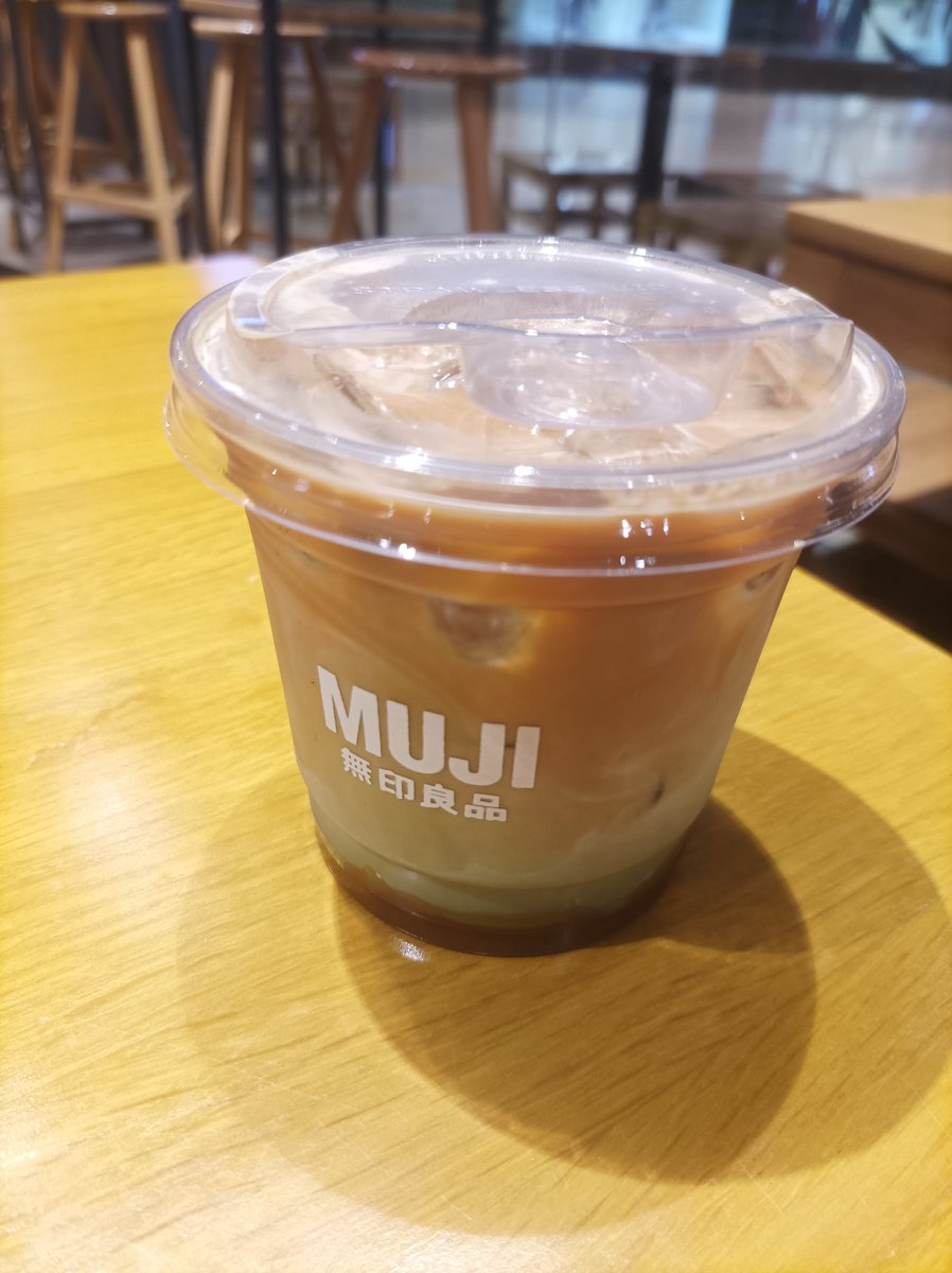 Tried this matcha caramel drink from Muji.
I don't really like it haha