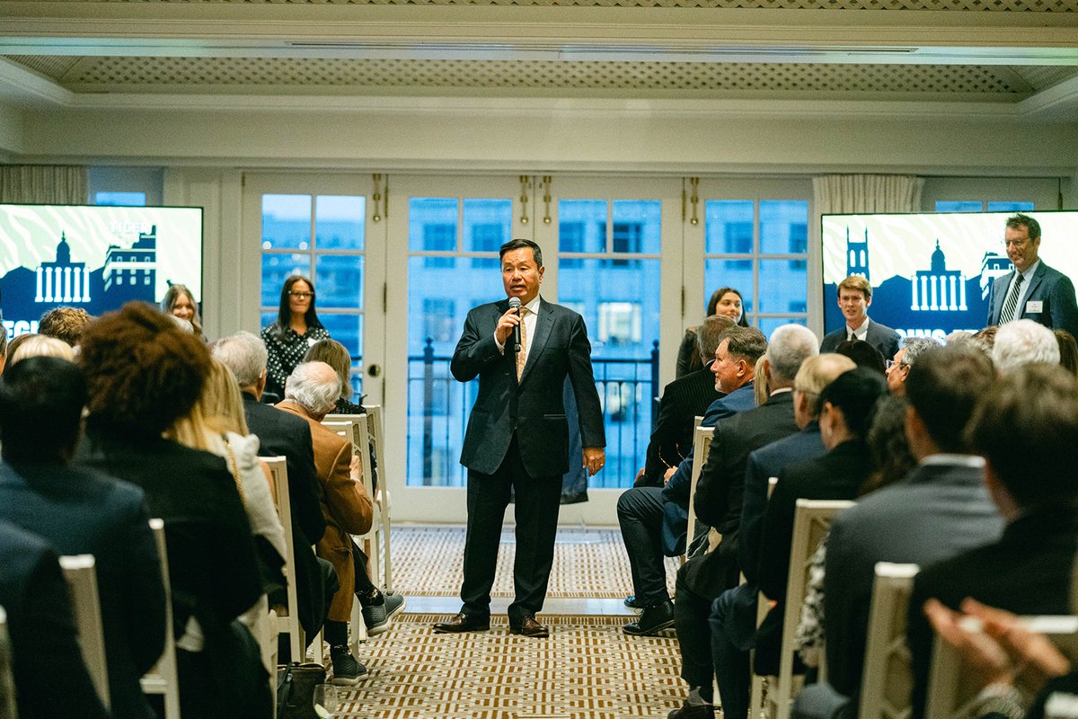 Uniting Mizzou. 🐯

Faculty, students and supporters recently gathered in Washington, D.C., to bring the best of campus to alumni and provide a hands-on demonstration of #Mizzou's impact.

Read President Choi's thoughts on the event ➡️ brnw.ch/21wTooD