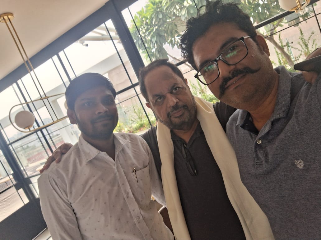 Sandeep Kumar Yadav (@skyadavs1) on Twitter photo लखनऊ में कांग्रेस पिछड़ा वर्ग विभाग के राष्ट्रीय अध्यक्ष आदरणीय <a href="/DrJaihind/">Dr Anil 'JaiHind' 🇮🇳</a> सर एवं कांग्रेस प्रवक्ता बडे़ भाई <a href="/YadavArunesh/">Dr. Arunesh Yadav (डॉ अरुणेश यादव)</a> जी से
मुलाकात कर आशीर्वाद व मार्गदर्शन प्राप्त किया ।
भागीदारी न्याय महासम्मेलन
सामाजिक न्याय जिंदाबाद
<a href="/ManojYadavInc_/">Manoj Yadav</a> लखनऊ में कांग्रेस पिछड़ा वर्ग विभाग के राष्ट्रीय अध्यक्ष आदरणीय <a href="/DrJaihind/">Dr Anil 'JaiHind' 🇮🇳</a> सर एवं कांग्रेस प्रवक्ता बडे़ भाई <a href="/YadavArunesh/">Dr. Arunesh Yadav (डॉ अरुणेश यादव)</a> जी से
मुलाकात कर आशीर्वाद व मार्गदर्शन प्राप्त किया ।
भागीदारी न्याय महासम्मेलन
सामाजिक न्याय जिंदाबाद
<a href="/ManojYadavInc_/">Manoj Yadav</a>