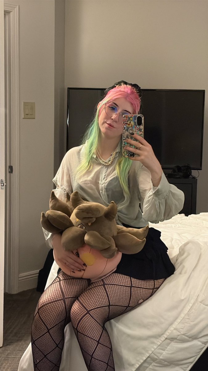 FANTASTIC day 1,
Thanks to all my opponents for making this an incredible vacation, I had SO much fun and everyone was so lovely 🥰 
I ended on 5-3-1 so not my best not my worst, had a blast and ready for side events tomorrow. 
Thanks Lucy and family for my Pumpkaboo! 🥰✨