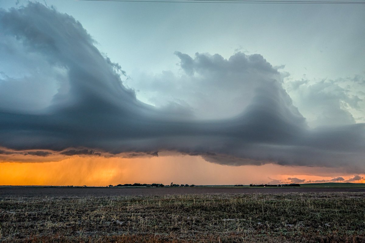 rvandersmith's tweet image. Sunset shelf cloud near Sidney #NEwx with giant KH waves!