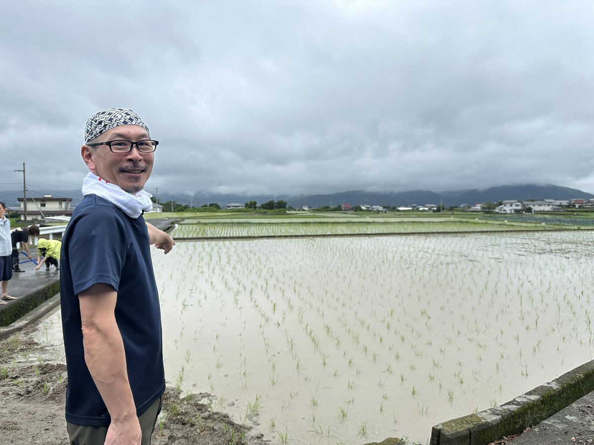 阿波山田錦の田植えイベント終わりました。私だけ守備範囲が広いような気がします。途中から土砂降りでみんなずぶ濡れ…

#atrg7CUE198856 
#阿波山田錦
#大矢孝酒造
#残草蓬莱
#濡れた犬の毛