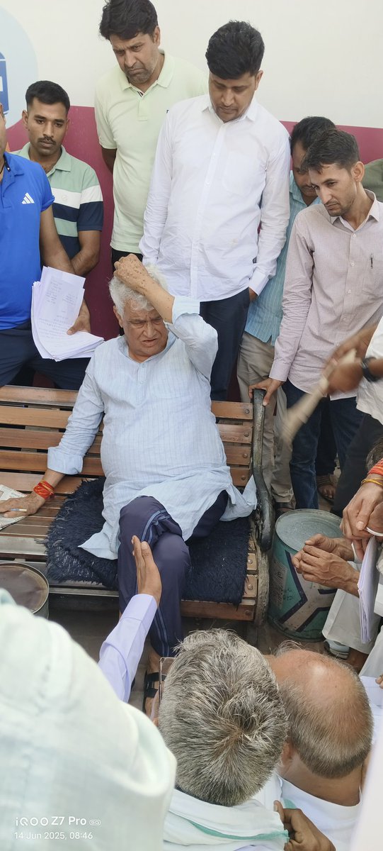 बाबा से मिले 1st garde ke sabhi students 
Baba ने हमारी मांगो को सुनके cm भजन लाल शर्मा से बात करने की बात कही है 
#फर्स्ट_ग्रेड_एग्जाम_डेट_परिवर्तन_करो