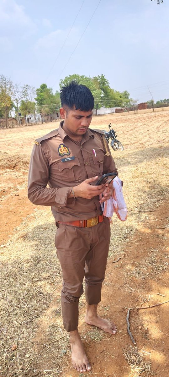 Akash Kumar (@akashkchoudhary) on Twitter photo #ललितपुर
जमीनी विवाद में महिला कुएं में कूद गई #PRV12 पर तैनात पुलिसकर्मी ने महिला को कुएं से निकालकर बचाई जान सराहनीय काम ।
🇮🇳🙏✍️🚓👌
#खाकी_सबकी_साथी 
<a href="/lalitpurpolice/">LALITPUR POLICE</a> 
<a href="/Uppolice/">UP POLICE</a> #ललितपुर
जमीनी विवाद में महिला कुएं में कूद गई #PRV12 पर तैनात पुलिसकर्मी ने महिला को कुएं से निकालकर बचाई जान सराहनीय काम ।
🇮🇳🙏✍️🚓👌
#खाकी_सबकी_साथी 
<a href="/lalitpurpolice/">LALITPUR POLICE</a> 
<a href="/Uppolice/">UP POLICE</a>
