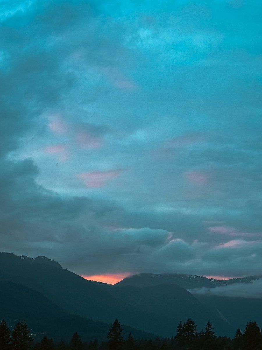 غروب دلگیر … #ونکوور 
دل همه ما پیش عزیزانمون تو ایرانه قطعا ❤️ به امید آزادی و آبادانی و جمع شدن دوباره کنار هم