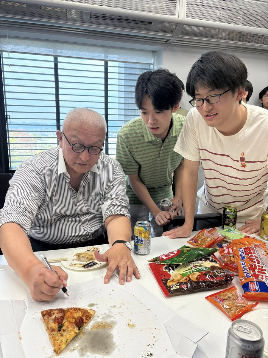 集中講義に来て下さった魚住泰広先生（分子研）を囲む懇親会でのひとコマ。魚住先生，ありがとうございました！
