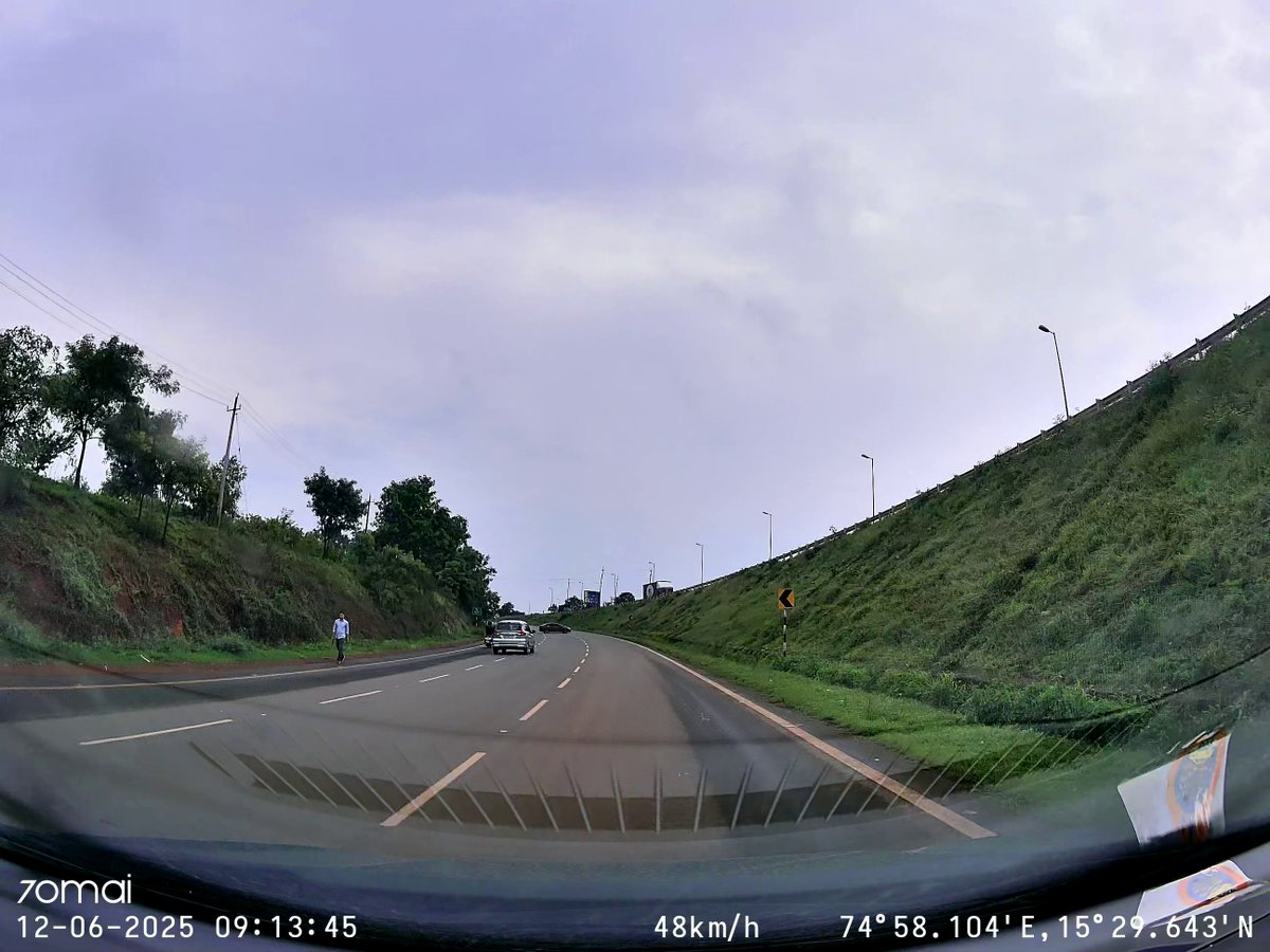 SubhoChatterjee's tweet photo. Extremely dangerous wrong side driving on Pune-Bengaluru Highway!

Location: Near Grand Mastiff, Dharwad
@compolhdc

@HDCityTraffic

@DC_Dharwad https://t.co/czHY5pNCVY