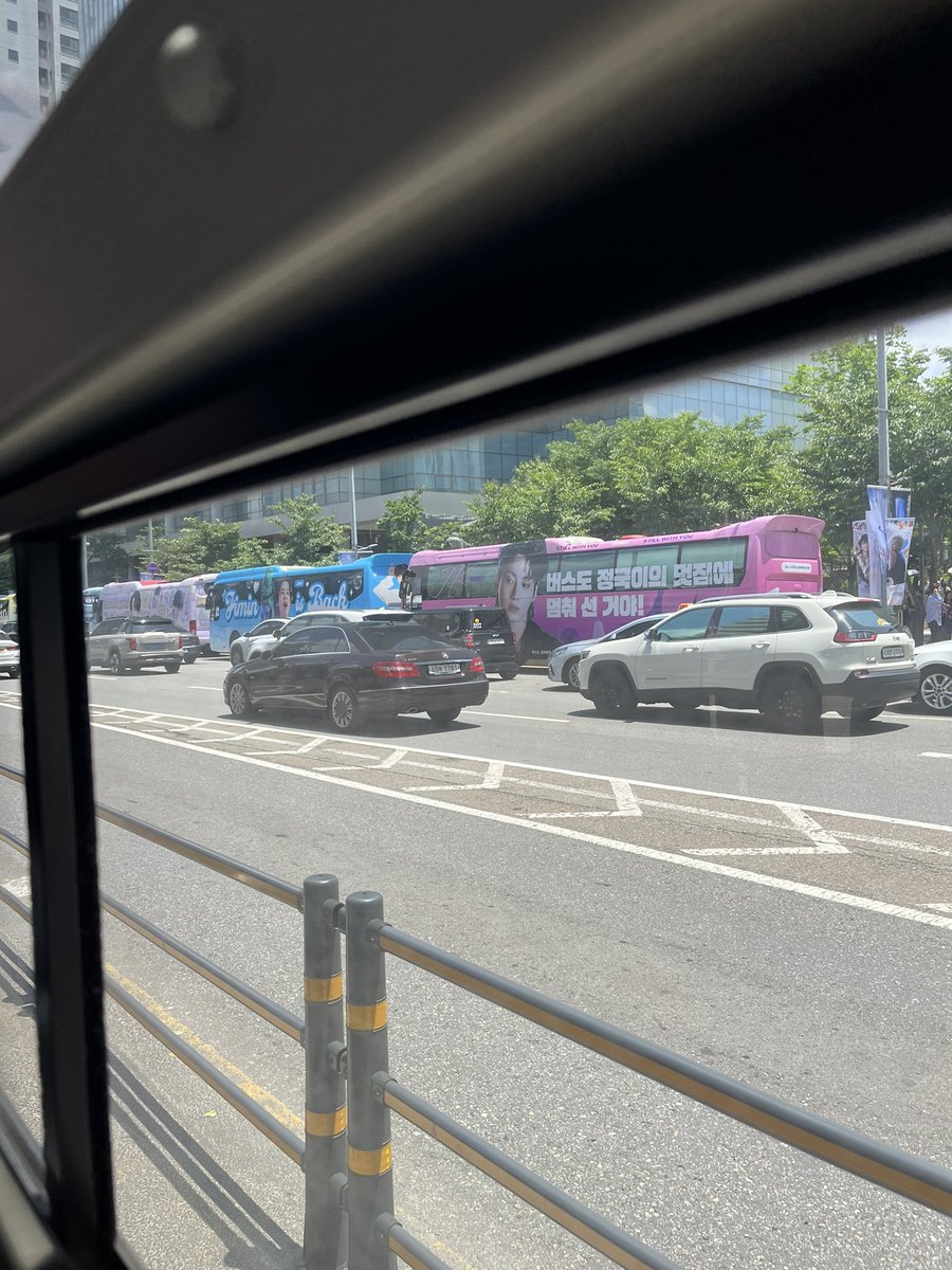 miru4211's tweet image. 今日のハイブ前！バンタンのバスがズラリ🚌早くコンサート行きたいな💜