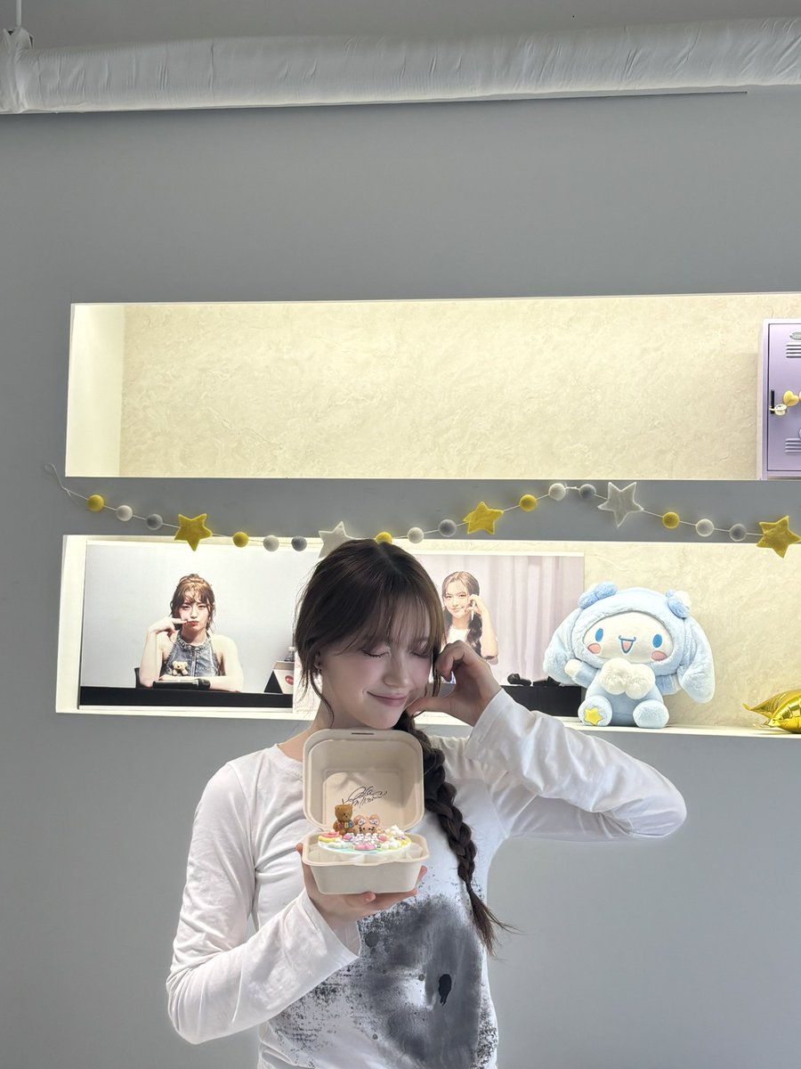 qaqamqa's tweet photo. 250614 Happy Chanelle Day💫

샤넬이가 카페에 와주었어요🥹 
방명록도 쓰고 갔으니 카페 들려서 확인해주세요🫶 

#Dreamalittledreamof_Chanelle
#여름별에서_가장_빛날_샤넬 https://t.co/yFrmLXYE4x