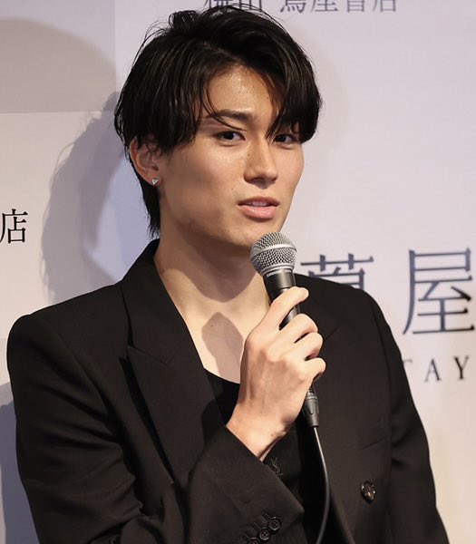 ujoujo54's tweet photo. 中村敬斗  俳優の舞台挨拶すぎて草 https://t.co/NXIY4L8fo7