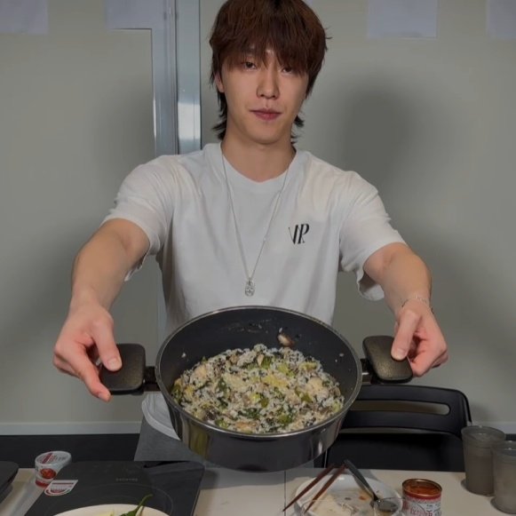 dinitonin's tweet photo. date: 10/10
- he made the whole setting
- he fed me
- fit was very boyfriend
- his hands were the biggest DISTRACTION https://t.co/sPfs3eVxI8